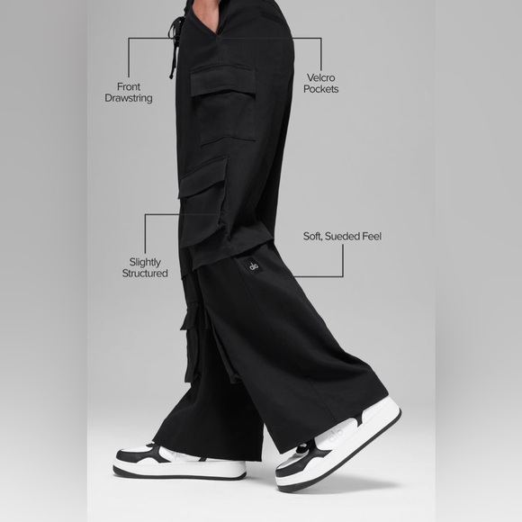 Alo Yoga Mid-Rise Scout Cargo Wide Leg Pant Black - Picture 4 of 14